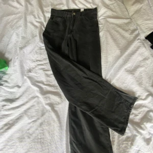 Svarta jeans  - Supersnygga raka jeans ifrån hm. Slits ner på båda benen. Bra skick. Str 36.💕