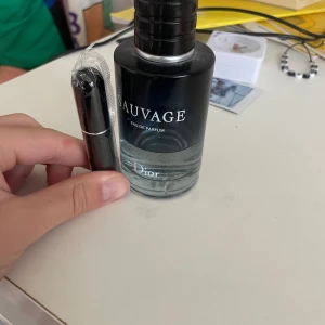 Dior Sauvage EDP Sample - Säljer Sample av den lyxiga parfymen Dior Sauvage EDP 1 ml = 15 kr  2 ml = 27 kr  3 ml = 36 kr  5 ml = 49 kr 