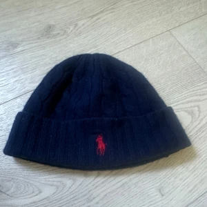 Polo Ralph Lauren mössa - Nu säljer vi en superfin mössa från Ralph Lauren i grymt skick. Nypris 999kr Cond:9/10 Tag finns kvar