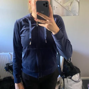 Mörkblå kofta - Mörkblå lurvig kofta från GinaTricot. Fint skick.