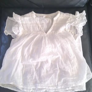 Gina young short sleeve top  - Jättesnygg vit blus från Gina young! Helt ny och i bra skick och helt oanvänd. Säljer den för råkade köpa fel storlek. Köpt för 200 kr och säljer för 99 kr!