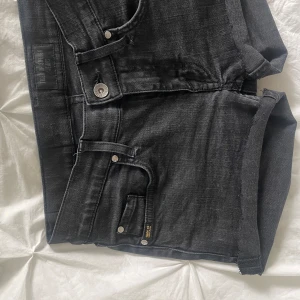 Lågmidjade shorts - Lågmidjade jeansshorts från Tiger of Sweden💕Pris kan diskuteras!! storlek 26 i midjan och de motsvarar en xs-s skulle jag säga! Bra skick.