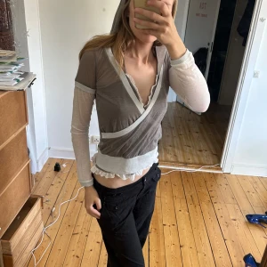 HOODIE - CUTE LAYERED HOODIE ⚪️ Storlek S ⚪️ Har en liten fläck se bild, går säkert bleka bort ⚪️ Använd gärna köp nu ⚪️😽