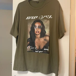 T-shirt - En t-shirt från Shein. Nypris 79kr. Aldrig använd så i gott skick. 