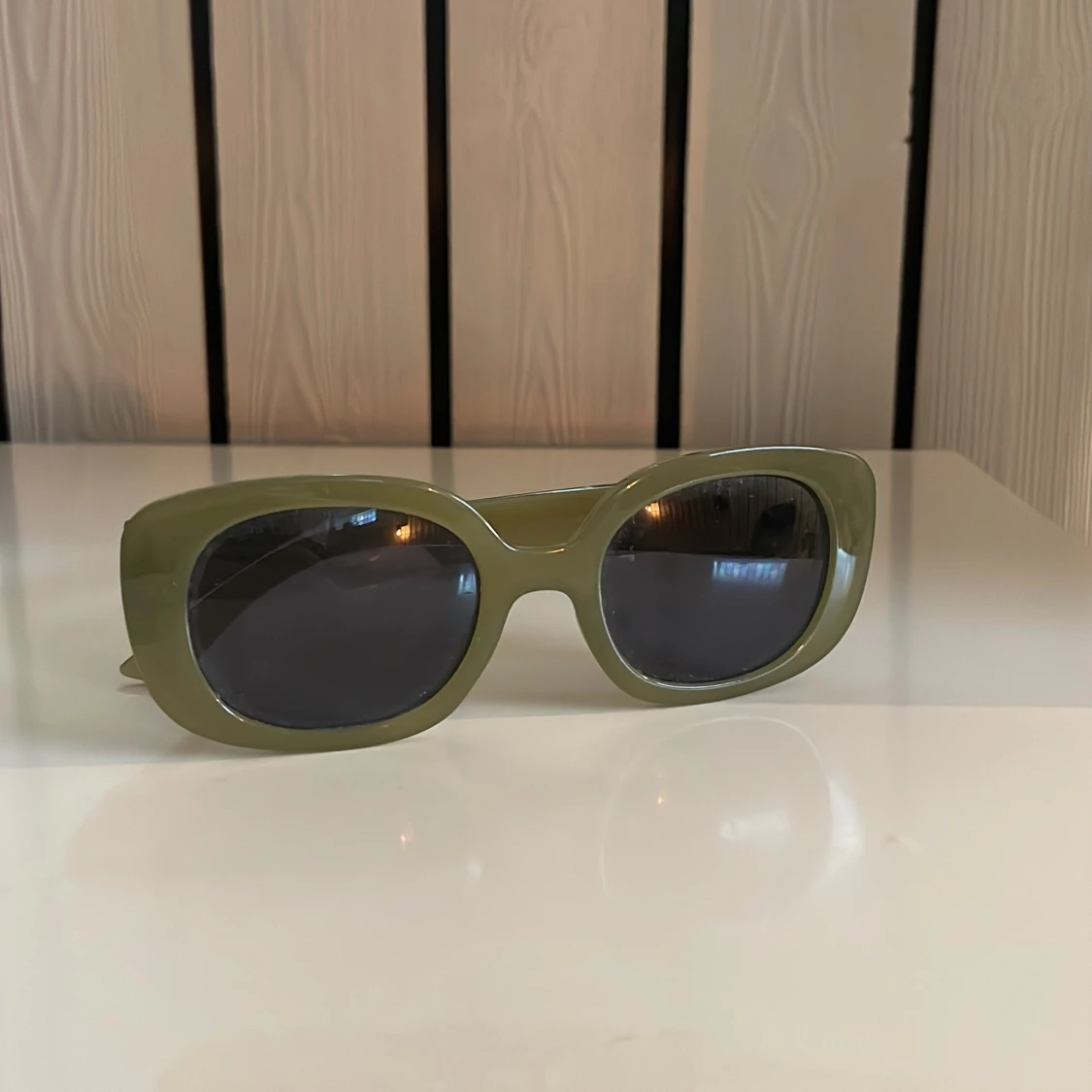 Gröna solglasögon med ”diamanter” - 90