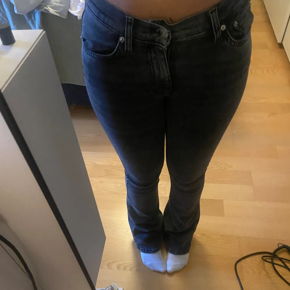 Jätte fina mörkgråa jeans som jag inte har användning till längre för dom är för små. Dom är lite trasiga nere vid foten men annars jätte fina. Jeans & Byxor.