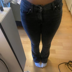Jeans - Jätte fina mörkgråa jeans som jag inte har användning till längre för dom är för små. Dom är lite trasiga nere vid foten men annars jätte fina