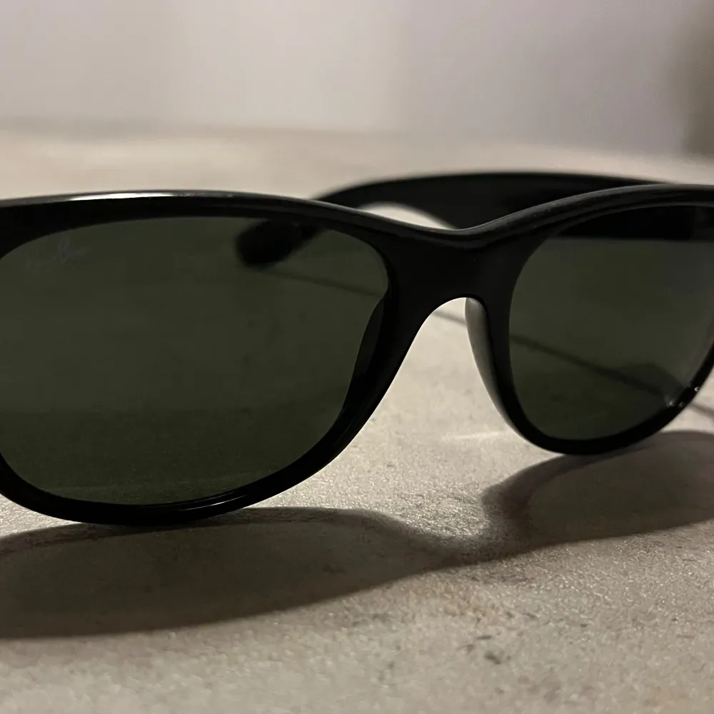 Ett par äkta svarta raybans i mycket bra kvalite! Hör av dig för mer info eller bilder😁. Accessoarer.