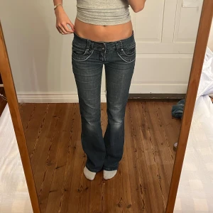 Lågmidjade vintage jeans  - Lågmidjade vintage jeans.  Jag på bilden är 170cm.  Midjemåttet: 40cm (rätt över )  Inerbenslängd: 83cm Dragkedjan är sönder, men den är så pass kort så det syns inte när man har på sig dem 💕 använd dig utav köp nu🫶 