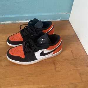 Jordan 1 low - Väldigt fina skor och skolåda ingår 
