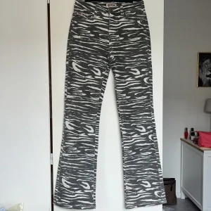 Zebra jeans - Säljer nu dessa as snygga zebra jeans från guess i storlek 24/32 som tyvärr inte kommer till nån användning. Ny pris 1599kr, mitt pris 399kr! Skriv vid funderingar!❤️