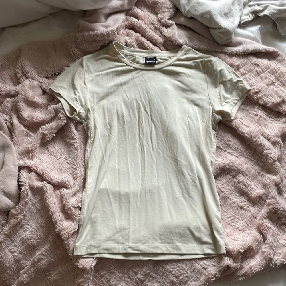 Soft touch tshirt från Gina i beige☀️. Toppar.