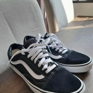 Vans Old Skool - Vans Old Skool Använda max 2 gånger, så gott som nyskick, levereras i kartongen dom kom med Original pris ligger säkert på runt 700 - 1000kr. Mitt pris: 499kr Skriv i DM vid frågor