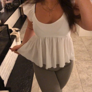 Vit topp  - Super fin, aldrig använt den bara provat.❤️