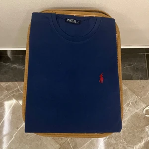 Polo Ralph Lauren T shirt - En helt ny och oanvänd Ralph Lauren T shirt i färgen Mörkblått/Navy. Perfekt skick och sitter mycket fint.