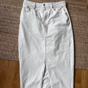 Vit jeanskjol - Superfin stretchig vit jeanskjol från Asos.