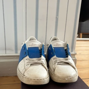 Valentino opens - Ett par valentinos i helt okej skick, sulan har lossnat på en del ställen men har återgärdats. Box, dustbag och skosnören medföljer.