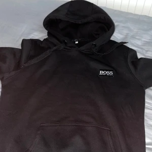 Hugo boss dress - Den är orörd har aldrig använt den säljer hela dressen billigt båda är i storlek L