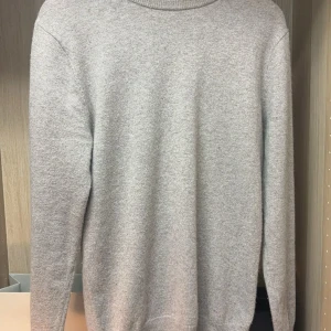 John Henric Kashmir tröja - Säljer denna sjukt snygga och stilrena Kashmir tröjan från John Henric.   100% Kashmir Size: S Flaws: inga fint skick utan knottror bara tvättad på kemtvätt en gång. Nypris: 2299 