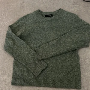 Stickad tröja  - Säljer en stickad grön vero moda tröja,för den ej kommer till användning, den är i storlek xs och i bra skick.