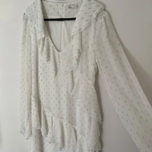Kort vit klänning  - Vit kort klänning, vit med lite glitter Använd 1 gång Storlek 38
