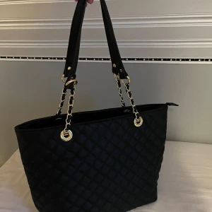 ”Ribbad” handväska  - Lägger ut denna igen då funktionen ”köp” inte fanns med på den andra annonsen, gå till de tidigare inlägget för mer info☺️