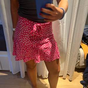 Kjol från ZARA med shorts i, väldigt gullig och sommrig. Älskat modellen på denna kjol men inte använt just denna så mycket då jag har fler färger. Storlek M men passar även S och XS