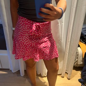 Kjol med shorts - Kjol från ZARA med shorts i, väldigt gullig och sommrig. Älskat modellen på denna kjol men inte använt just denna så mycket då jag har fler färger. Storlek M men passar även S och XS
