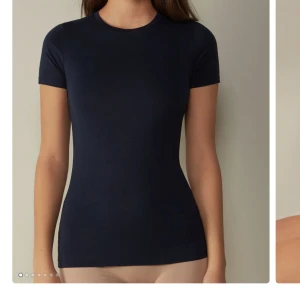 Intimissimi t shirt  - Säljer min mörkblå Intimissimi t shirt i bra skick🥰
