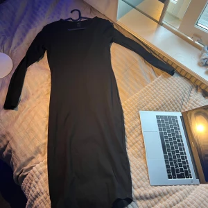 Klänning  -  Denna klänning passar perfekt för mig som är 1.70 cm . Men har väldigt många i denna sort. Den har inga märken eller skador.(är öppen för prisförslag).