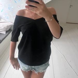 Stylien tröja - Jätte fin stylien tröja!! Aldrig använd, så helt perfekt skick!! Nypris 1600 Mitt pris: 999, kan diskuteras vid snabb affär🥰