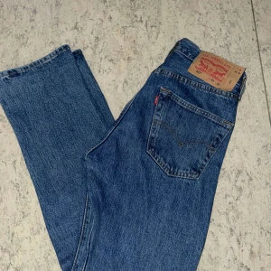 Levis 501  - Säljer nu mina blåa Levis jeans 501 som är knappt använda. Jeansen är Max använda 5 gånger och är som nya. Tveka inte på och skriva om fler bilder önskas och priset är ej hugget i sten vid snabb affär! 👍