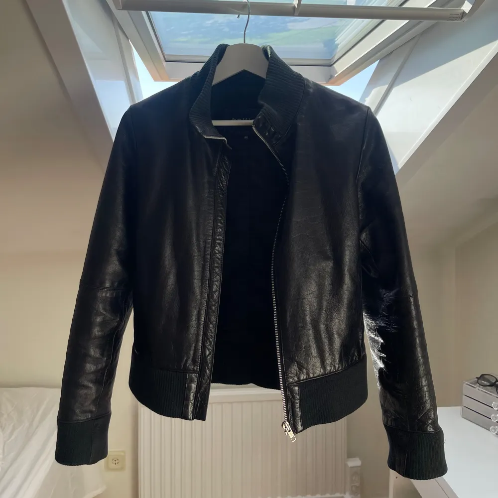 Säljer denna super fina svarta skinnjacka i äkta skinn ifrån Hollister! Den har mörkgröna muddar och är super fin! Tyvärr för liten på mig:/ . Takit.