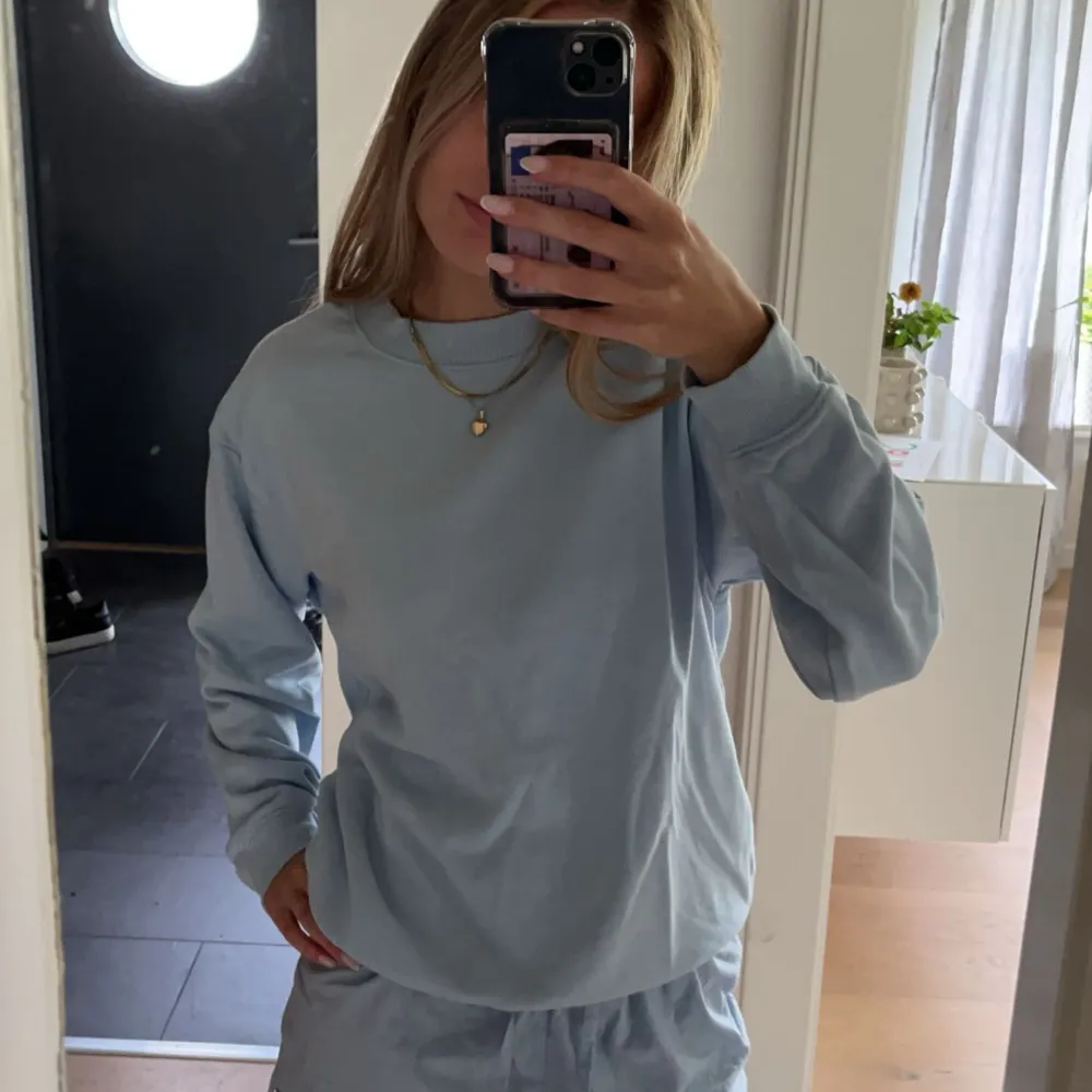 Sweatshirt från monki som knappt är använd. Säljer då jag har en liknande. Pris kan disluteras. Checka min profil för mer kläder! strl xs men passar även S. Tröjor & Koftor.