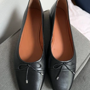 Svarta ballerina skor  - Svarta super fina ballerina skor från vagabond i storlek 39. Nypris 900 kronor säljer dom för 500💕 dom är aldrig använda och helt i nyskick! kvitto och låda får man med, hör av er vid frågor eller fler bilder! 🫶🏻