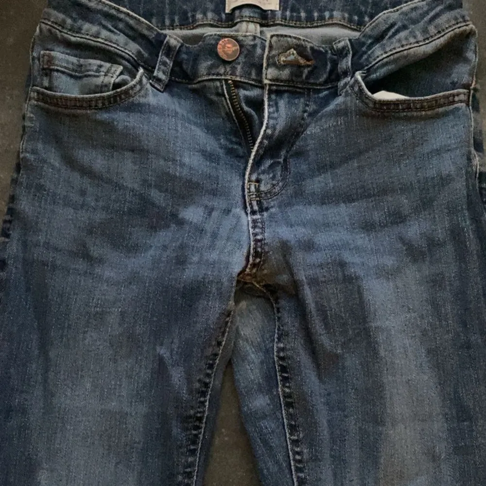 Säljer dessa utsvängda/flare jeans från barn avdelningen på Lindex. Köpta för ett tag sen men de är i jätte bra skick, den enda defekten är vid belteshålet som ni ser på den femte bilden. Original pris är 350, pris går att diskutera. . Jeans & Byxor.