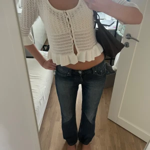 Lågmidjade crocker jeans - Snygga lågmidjade jeans, passar som en 34/36 eller storlek S. Säljer de pågrund av att de inte kommer till användning.💕💕 (Jag är 175cm)