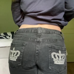 victoria beckham liknande jeans - svarta victoria beckham liknande jeans, väldigt lågmidjade och bootcut. de är lite stretchiga vilket gör att de passar olika storlekar. innerbenslängd: 71 cm midjemått: 36 cm grenlängd: 19 cm lårbredd: 22 cm