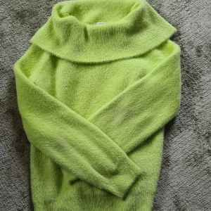 Jättefin grön off shoulder tröja💚🙏 - Hej! Jag säljer denna produkt i mycket bra skick, den har endast använts ett par gånger. Ordinarie pris ligger på cirka 400 kr. Hör av dig om du är intresserad! 💚🫶