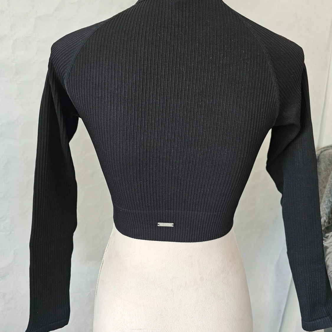 Svart ribbad croppad topp från amn - 90