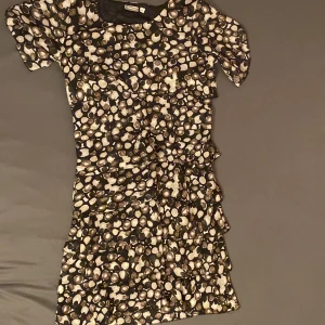 Damklänning - Denna damklänning är i storlek M men passar även s. Den är inte så andvänd, hör av er vid intresse😃
