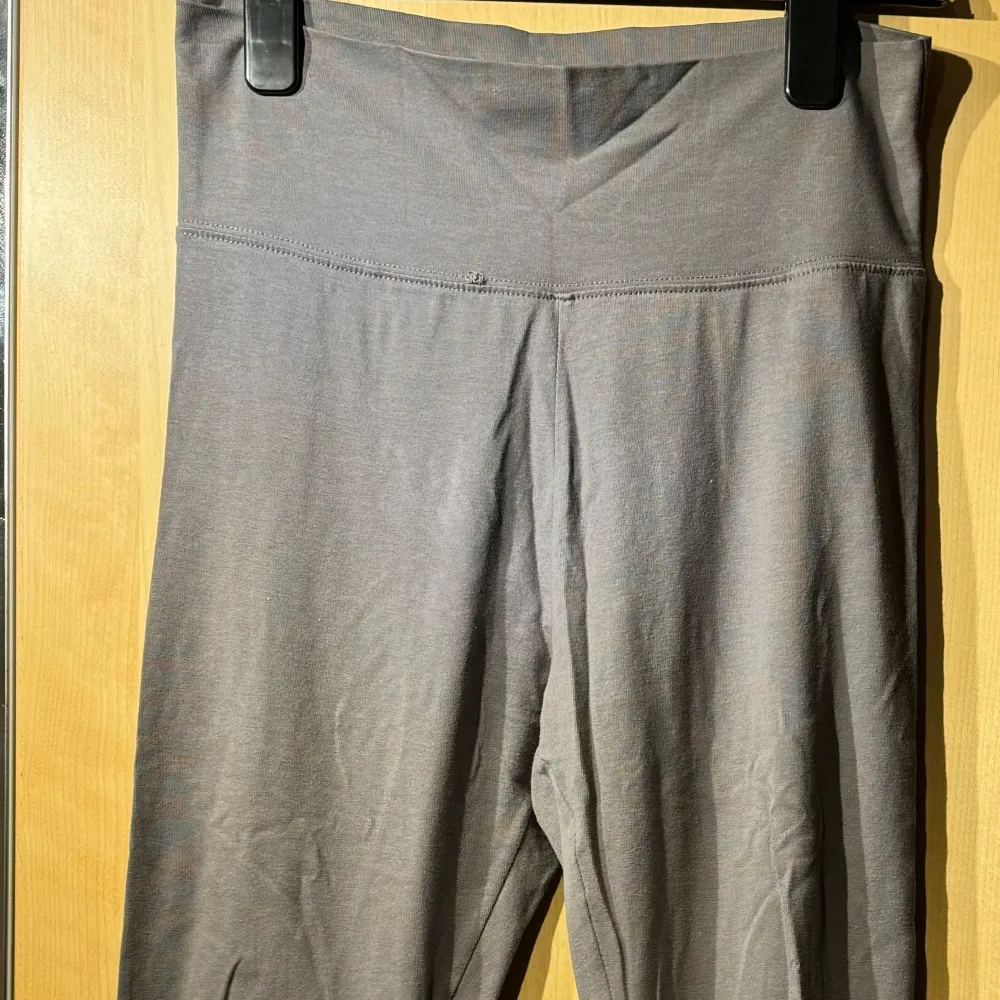Yogapants från Nelly. Mullvadsgrå. Oanvända och därmed nyskick. . Farkut & Housut.