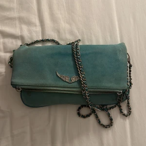 Zadig & Voltaire väska  - Axelremsväska från Zadig  Äkta köpt för länge sen har tyvärr inte kvitto är i helt okej skick, går bra att köpa med köp nu skriv innan! 