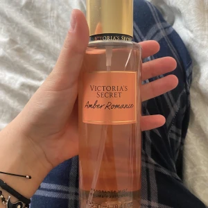 Victoria Secret Amber Romance  - En parfym som inte används en ända gång eftersom att jag råkat få två av samma doft . HELT FULL 