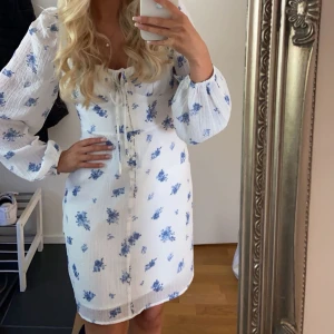 Gina Tricot klänning - Säljer denna jättefina klänning från gina💙den är i ett väldigt bra skick då den bara är använd en gång!💙🥰