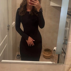 LÅNGKLÄNNING  - Svart långklänning med slits i ärmarna från Ginatricot, Storlek XS, knappt använd