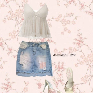 Place De Jour ☆ - En superfin lågmidjad jeans kjol med olika detaljer på 🫶🏼 Nypris är ungefär 500-600 kr, säljer den för 360 kr + frakt då den aldrig är använd! Den är i nyskick 💘