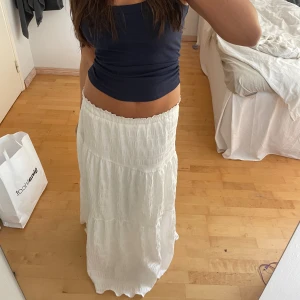 Vit långkjol - Superfin långkjol som tyvärr inte kommer till användning🩷🙌🏼