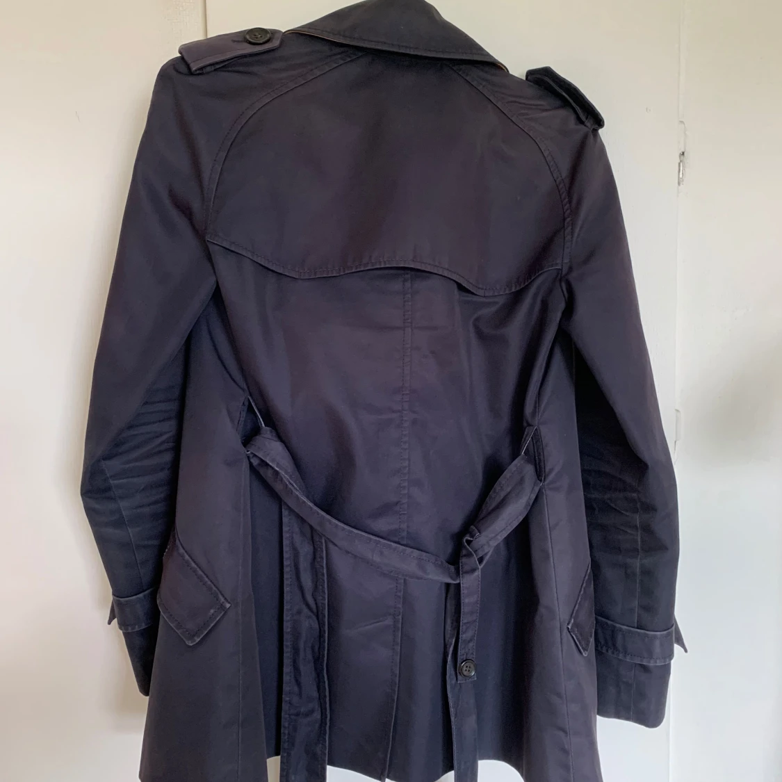 Marinblå trenchcoat  - 91