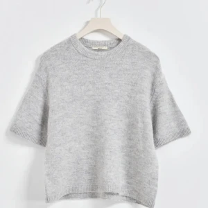 stickad tröja  - jättefin stickad tröja från gina, använd fåtal gånger och slutsåld på hemsidan 🫶🏻